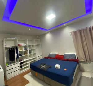 a bedroom with a bed with a blue ceiling at cop30 Belém in Belém