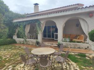 Navas del ReyにあるLa Cubertilla en Madridのパティオ(テーブル、椅子、ソファ付)