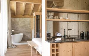 セルヴァ・ディ・ヴァル・ガルデーナにあるMuliné Lodgeの洗面台と浴槽のあるバスルーム +73枚の写真