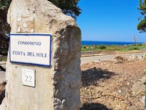 een bord op een rots aan de kant van een weg bij Welcome to Portoscuso in Portoscuso +28 foto's