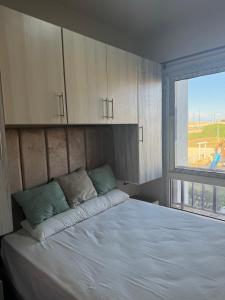 um quarto com uma cama grande com janela em Elabd Family Porto Chalet em Marsa Matruh mais 93 fotografias