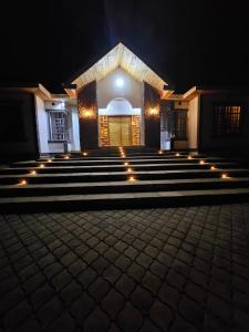 une église vide la nuit, avec des lumières sur les marches dans l'établissement Andu Kuboiye Homes, à Kimana