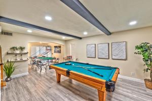 a living room with a pool table in it at Vila Sol in Las Vegas