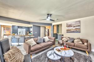 a living room with two couches and a table at Vila Sol in Las Vegas