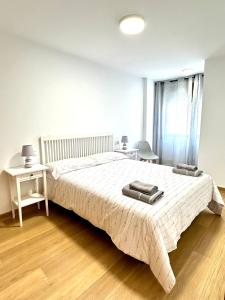 a bedroom with a bed and a desk and a window at Alice House in Miño