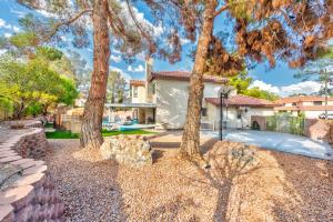 a house with trees in front of it at Vila Sol in Las Vegas