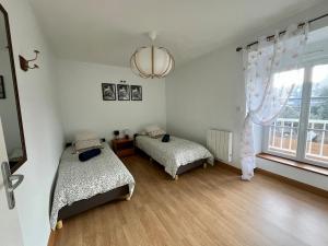 a bedroom with two beds and a window at Maison Centre Ville - Saint-James in Saint-James