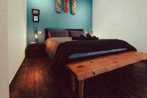 Domus Due في رافينا: غرفة نوم بسرير وطاولة خشبية