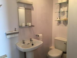 A bathroom at Cubbon House 