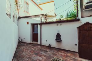 Domus Due في رافينا: غرفه فاضيه فيها باب ونافذه