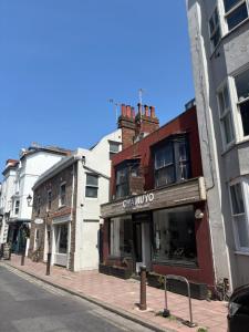 Το κτήριο όπου στεγάζεται  το διαμέρισμα