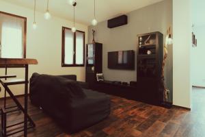 Domus Due في رافينا: غرفة معيشة مع أريكة وتلفزيون