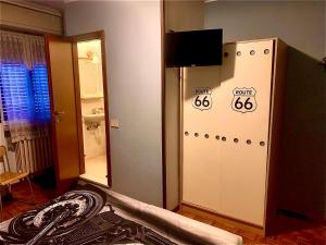 Una televisión o centro de entretenimiento en Albergo della Posta