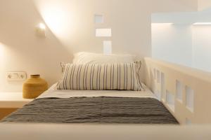 SteníにあるAntaraの白いベッドルーム(枕付きベッド1台付)