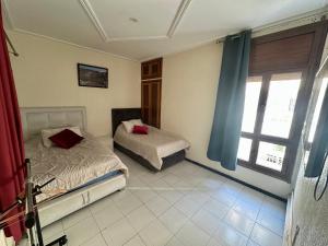 Postel nebo postele na pokoji v ubytování Jawhara Jacobs apartment