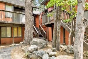 een huis met bomen en rotsen ervoor bij Switzerland Summit Condo #2569 in Big Bear Lake