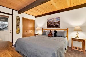 een slaapkamer met een bed met een teddybeer erop bij Switzerland Summit Condo #2569 in Big Bear Lake