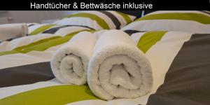 un peluche con toallas encima de una cama en Dein Chill-Space mitten in Hannover, en Hannover 26 fotos más