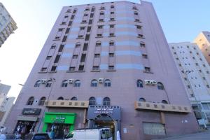 un grand bâtiment au milieu d'une ville dans l'établissement فندق جواد الحرم الفندقية, à Az Zahrāʼ