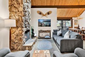 een woonkamer met een bank en een open haard bij Switzerland Summit Condo #2569 in Big Bear Lake