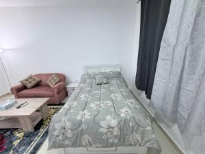 Una cama o camas en una habitación de Studio R2