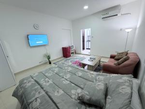 Una televisión o centro de entretenimiento en Studio R2