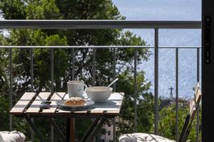 un tavolo con una ciotola di cibo su un balcone di Blue Horizon Apartment by An Island Apart a Nogueira Altre 11 foto