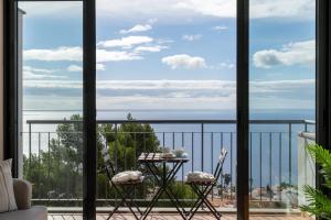 una stanza con vista sull'oceano da un balcone di Blue Horizon Apartment by An Island Apart a Nogueira