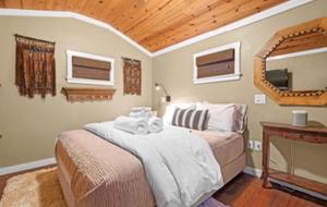 Ένα ή περισσότερα κρεβάτια σε δωμάτιο στο Pleasure Point Surf Retreat