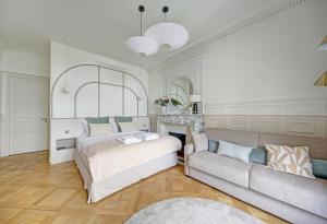 a bedroom with a bed and a couch at Maison Scheffer in Paris