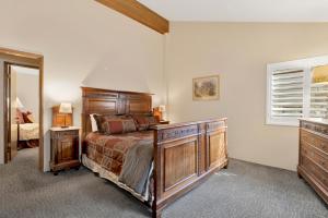 En eller flere senge i et værelse på Summit Ski and Bike Trails #2574