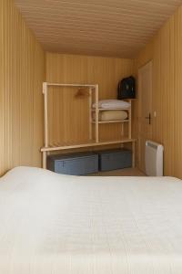 ein Schlafzimmer mit einem Bett und Regalen in einem Zimmer in der Unterkunft Vue Cambre d'aze, Piste à 100 m in Saint-Pierre-dels-Forcats