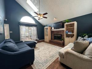 een woonkamer met twee banken en een open haard bij Epic Location Cool Pool, 6Flags, Rangers, Cowboys in Fort Worth