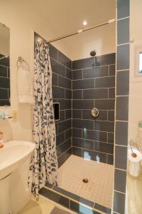 un baño con ducha y lavabo en West end inn, en Roatan