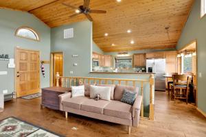 Η κουζίνα ή μικρή κουζίνα στο Moonridge Treehouse #2570