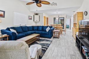 エッジウォーターにあるSea Woods Villa 4350の青いソファとテーブルのあるリビングルーム