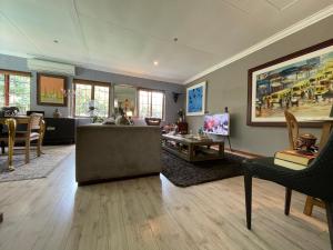 een woonkamer met een bank en een tafel bij The Little Mongrel Deluxe Space Bryanston in Johannesburg