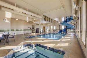 Bazén v ubytování Best Western Plus Moose Jaw nebo v jeho okolí
