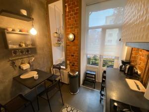 een restaurant met een tafel en stoelen in een kamer bij Apartment Kopli 78 in Tallinn