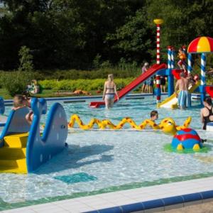 eine Gruppe von Menschen, die in einem Wasserpark spielen in der Unterkunft Prachtig chalet op Camping It Wiid in Earnewâld + 5 Fotos