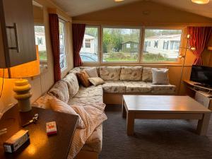 Μια τηλεόραση ή/και κέντρο ψυχαγωγίας στο Prachtig chalet op Camping It Wiid