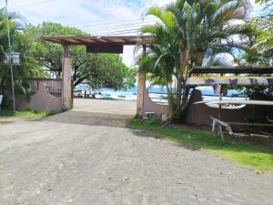 Κήπος έξω από το Agua Luna by the beach