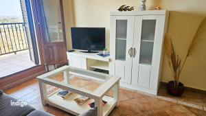 sala de estar con TV y armario blanco en Impresionates vistas, 2 Dormitorios JUL01, en Ayamonte