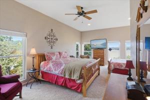 een slaapkamer met een bed en een plafondventilator bij Lakefront Home w/ Double Deck, Slip, Firepit & Game Room in Sunrise Beach