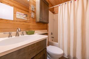 キル・デビル・ヒルズにあるT.L. Seaの洗面台、トイレ、シャワー付きのバスルーム +124枚の写真