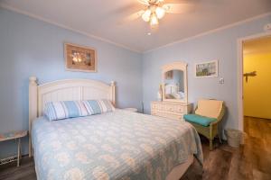 キル・デビル・ヒルズにあるT.L. Seaのベッドとドレッサーと鏡のある寝室