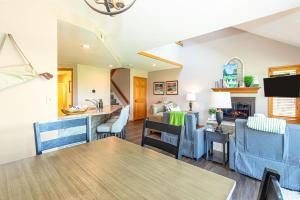 a living room with a table and chairs at Villa Birdie in Galena