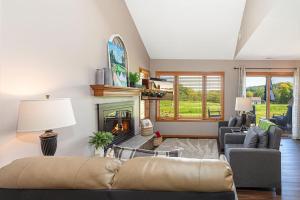 a living room with a couch and a fireplace at Villa Birdie in Galena