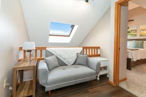 a living room with a chair and a bed at Villa Birdie in Galena +44 photos