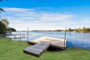 Foto dalla galleria di Rustic Lakefront Cottage with Fire Pit & Scenic Views a Brechin